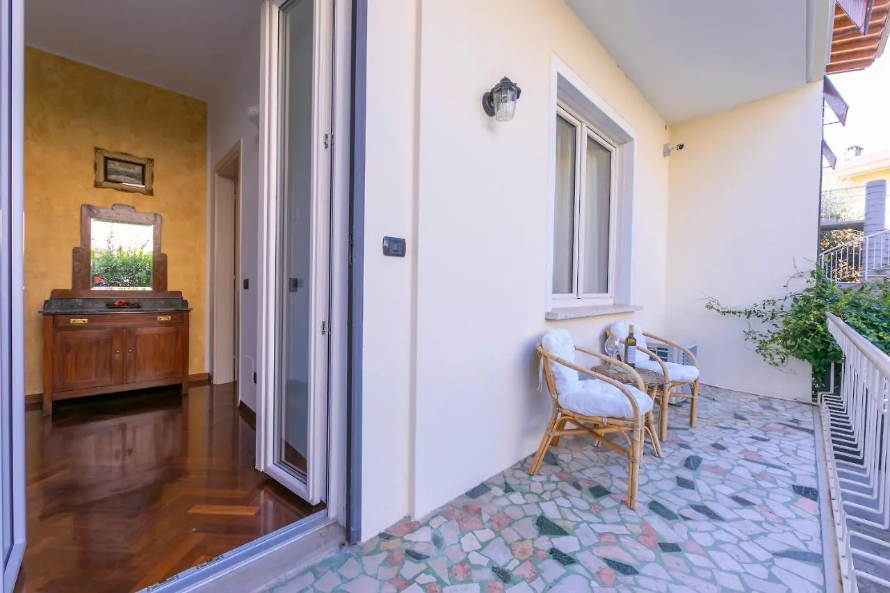 Apartamento Appartamento La Maison Fleurie Desenzano del Garda Itália