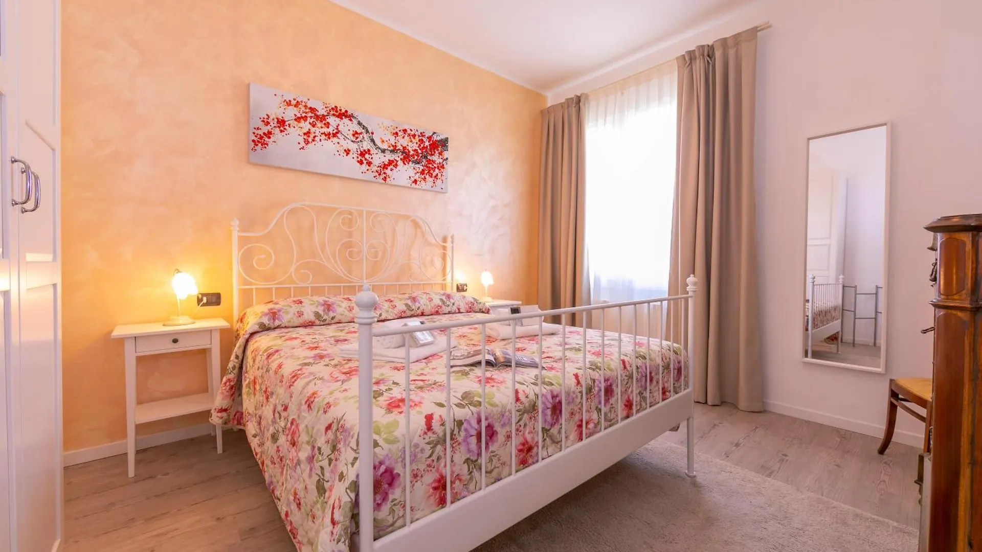 Apartment Appartamento La Maison Fleurie Desenzano del Garda